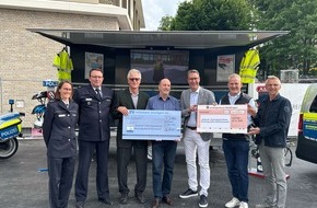 Polizeipräsidium Aalen: POL-AA: Rems-Murr-Kreis: Symbolische Scheckübergabe für einen Präventionsanhänger an das Polizeipräsidium Aalen
