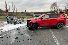 Kreispolizeibehörde Höxter: POL-HX: Unfall an der Autobahn-Abfahrt bei Warburg / Auto fängt Feuer