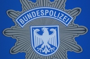 Bundespolizeidirektion München: Bundespolizeidirektion München: Vom Zug überrollt - Mutprobe hätte Leben kosten können / Bundespolizei: "Das ist keine Mutprobe, sondern eine absolute Dummheit"