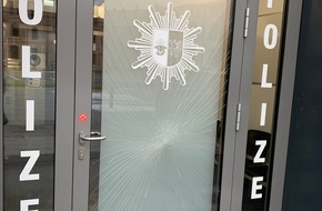 Polizeiinspektion Wismar: POL-HWI: Alkoholisierter Mann beschädigt Eingangstür der Polizeiinspektion Wismar