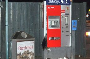 Polizeiinspektion Nienburg / Schaumburg: POL-NI: Fahrkartenautomat am Bahnhof gesprengt  -Bild im Download-