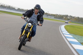 Schauspieler Hannes Jaenicke testet eROCKIT: &quot;Der größte Spaß jenseits von Motorradfahren&quot;