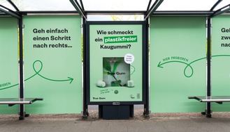 Mit plastikfreiem Kaugummi gegen Umweltverschmutzung: True Gum gestaltet exklusiv Wartehalle in der Berliner Innenstadt und gibt kostenlos Kaugummis aus – WallDecaux zeigt die neue Kampagne für den innovativen Kaugummi auf Berlins Straßen