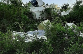 Polizei Duisburg: POL-DU: Moers/Duisburg: Unbekannte entsorgen Kühlschränke im Baerler Busch