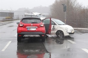 Kreispolizeibehörde Olpe: POL-OE: Fahrzeugführerin übersieht Gegenverkehr