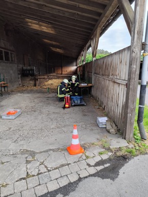 FW-AR: Feuerwehren aus Wennigloh, Stemel und Hachen trainieren den Ernstfall auf Wagyu-Hof