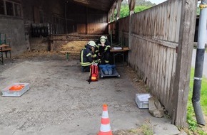 Feuerwehr der Stadt Arnsberg: FW-AR: Feuerwehren aus Wennigloh, Stemel und Hachen trainieren den Ernstfall auf Wagyu-Hof
