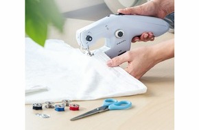 PEARL GmbH: Ideal, wenn unterwegs eine Naht aufreißt: PEARL Echte Mini-Handnähmaschine mit Ober- und Unterfaden, USB & Batterien