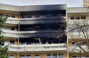 Feuerwehr Bergisch Gladbach: FW-GL: Feuerwehr rettet zwei Kinder bei Hochhausbrand im Stadtteil Gronau - Eine Person schwer und fünf leicht verletzt. 55 betroffene Personen betreut