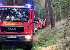 FW Lüchow-Dannenberg: +++ Waldbrandübung in Lüchow-Dannenberg +++ Feldbrand bei Clenze breitet sich aus +++ Insgesamt 8ha Waldgebiet betroffen +++ Feuerwehr hat Probleme mit engen und zugewachsenen Wegen +++