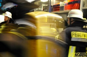 Freiwillige Feuerwehr Bedburg-Hau: FW-KLE: Unfallfahrzeug geht in Flammen auf - Fahrer wird verletzt