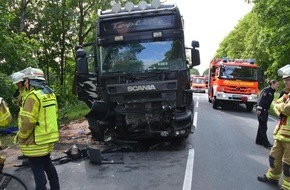 Polizeiinspektion Stade: POL-STD: Frontalzusammenstoß auf der Bundesstraße 73 in Stade - eine Autofahrerin schwer verletzt - erhebliche Verkehrsbehinderungen