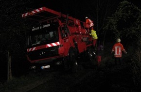 Polizeiinspektion Hameln-Pyrmont/Holzminden: POL-HOL: Brevörde - Maiborsser Straße: Güllesaugwagen abgerutscht - Bergung nur mit schwerem Gerät möglich - Bundeswehr setzte Bergepanzer und Kranwagen ein -