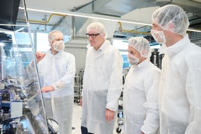 Bildungsminister Daniel Oehry und LIHK-Geschäftsführer Maximilian Rüdisser besuchen Wirtschaftswoche 2026 bei der INFICON AG