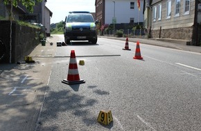 Polizeiinspektion Hameln-Pyrmont/Holzminden: POL-HM: Radfahrer von Lastzug erfasst - Unbekannter in Lebensgefahr - Rettungshubschrauber im Einsatz - Bundesstraße 1 für mehrere Stunden gesperrt