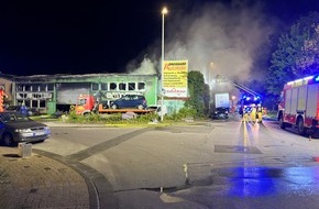 Feuerwehr Grevenbroich: FW Grevenbroich: Feuerwehr Grevenbroich - Folgemeldung: Gro&szlig;brand im Industriegebiet Ost, KFZ-Betrieb ausgebrannt, &Uuml;bergreifen auf Schrottplatz verhindert, 150 Retter im Einsatz, Einsatzdauer weiter unbestimmt