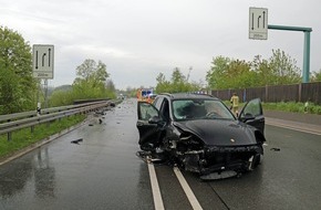 Kreispolizeibehörde Höxter: POL-HX: Fahranfänger schleudert mit Porsche gegen Schutzmauer