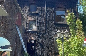 Feuerwehr Gemeinde Rheurdt: FW Rheurdt: Fassade brennt nach Flämmarbeiten - eine Person verletzt