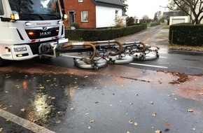 Freiwillige Feuerwehr Bedburg-Hau: FW-KLE: Auslaufende Betriebsstoffe / Bundesstraße von Spezialfirma gereinigt