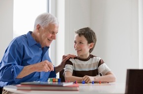 AXA Konzern AG: "Hotel Mama" umgekehrt / Befragung von AXA zeigt: Deutsche würden im Alter gern bei ihren Kindern wohnen (BILD)