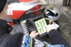 HUK-COBURG: Kleine Ursache - große Wirkung / Tipps für den Alltag / Farbe wechsle dich / Neue Kennzeichen für Mofas, Mopeds und Co. (BILD)