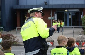 Polizei Steinfurt: POL-ST: Greven, Wie überquere ich richtig die Straße? Die Polizei unterwegs mit Erstklässlern