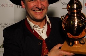 Destillerie Georg Hiebl: Georg Hiebl - Weltmeister der Edelbrenner! IWSC London "Boutique Distiller of the year 2014" - BILD