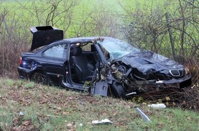 Polizei Minden-Lübbecke: POL-MI: Pkw touchiert zwei Straßenbäume