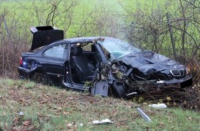 Polizei Minden-Lübbecke: POL-MI: Pkw touchiert zwei Straßenbäume