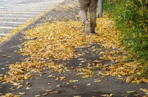 HUK-COBURG: Herbstlaub: Wer muss Bürgersteig freihalten? / Reinigungspflicht kann übertragen werden / Haftung bei Unfällen