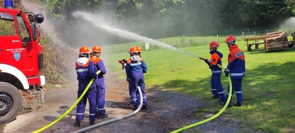 FW-AR: Jugendfeuerwehr trainiert Einsatzrealität