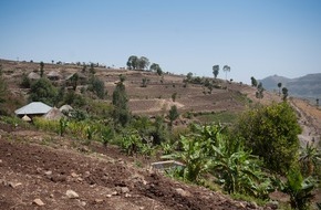 Stiftung Menschen für Menschen: 60.000 Kilometer Landterrassen: Menschen für Menschen erreicht Meilenstein für langfristig stabile Böden und Klimaschutz in Äthiopien