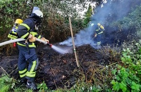 Freiwillige Feuerwehr der Gemeinde Alfter: FW Alfter: Heckenbrand in Alfter - aktuell erhöhte Vegetationsbrandgefahr - arbeitsreiche Woche für die Feuerwehr Alfter