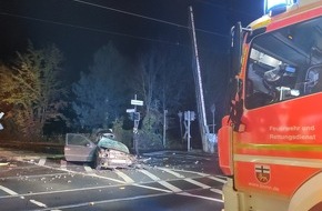 Feuerwehr und Rettungsdienst Bonn: FW-BN: Schwerer Verkehrsunfall an Bahnübergang - Keine Verletzten