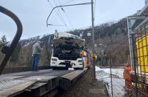 Matterhorn Gotthard Bahn / Gornergrat Bahn / BVZ Gruppe: Auf Autozug verrutschter Lastwagen touchiert abgestellten Zug - Update #2: Betrieb auf der Strecke Oberwald-Realp (Furkatunnel) voraussichtlich ab Morgen wieder aufgenommen
