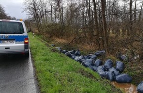 Polizeiinspektion Delmenhorst / Oldenburg - Land / Wesermarsch: POL-DEL: Landkreis Oldenburg/Ganderkesee: Unbekannter entsorgt Müllsäcke im Graben +++ Zeugen gesucht