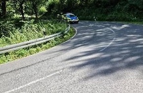 Polizeiinspektion Hameln-Pyrmont/Holzminden: POL-HM: Kradfahrerin stürzt - Polizei sucht Verursacher zu Ölspur