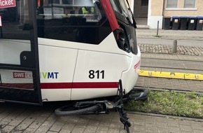 Landespolizeiinspektion Erfurt: LPI-EF: Gro&szlig;es Gl&uuml;ck bei Verkehrsunfall mit Stra&szlig;enbahn