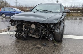 Polizeiinspektion Stade: POL-STD: 21-jährige Autofahrerin bei Aquaplaning-Unfall auf der Autobahn leicht verletzt