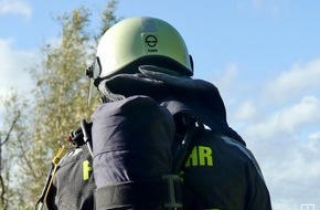 Freiwillige Feuerwehr Hünxe: FW Hünxe: Feuerwehr beseitigt im Wald entsorgtes Chemikalienfass