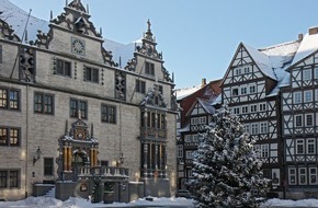 Hann. Münden Marketing GmbH: Spendenaufruf für einen Weihnachtsbaum vor dem Rathaus in Hann. Münden