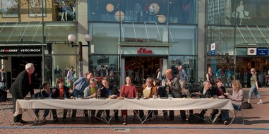 Gemeinschaftswerk der Evangelischen Publizistik (GEP) gGmbH: Presseinfo: „Mahl ganz anders“ Straßenperformance in Magdeburg zum Gründonnerstag