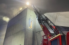 Freiwillige Feuerwehr Horn-Bad Meinberg: FW Horn-Bad Meinberg: Brand in einem Industriebetrieb beschäftigt 70 Einsatzkräfte fast 10 Stunden