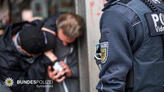 Bundespolizeidirektion München: Bundespolizeidirektion München: Nach Flaschenwurf ins Gefängnis / Streit unter Obdachlosen eskaliert