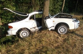Polizei Minden-Lübbecke: POL-MI: Gegen Baum geschleudert: 19-jähriger Autofahrer wird schwer verletzt