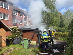 FW-AUR: Holzschuppen vor Wohngeb&auml;ude in Vollbrand