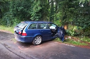 Freiwillige Feuerwehr Bedburg-Hau: FW-KLE: Verkehrsunfall mit zwei Verletzten/ Beifahrerin muss von der Feuerwehr aus dem Fahrzeug befreit werden.