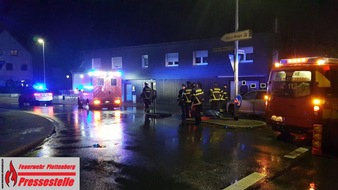 Feuerwehr Plettenberg: FW-PL: OT-Ohle. Fußgänger gerät unter PKW. In der Nähe befindliche Feuerwehrleute leisten unmittelbar Erste Hilfe.