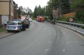 Polizeiinspektion Hameln-Pyrmont/Holzminden: POL-HOL: Bundesstraße 64 - Ortsdurchfahrt Negenborn: Zwei Kradfahrer rutschen auf Ölspur aus - 62- und 55jähriger Kradfahrer schwer verletzt -