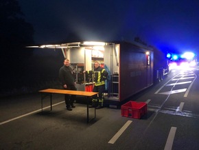 FW Borgentreich: Brand eines Spähnebunkers in Borgholz. Ein Feuerwehrmann wurde in ein Krankenhaus verbracht.